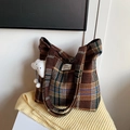 Sac cabas vintage à carreaux marron avec charme nuage et texture en tissu tissé - Grille Rouge Avec Charme
