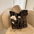 Sac fourre-tout vintage à carreaux marron et bleu avec pendentif nuage en peluche - Grille Café Avec Charme
