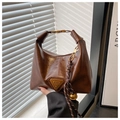 Vintage braune Umhängetasche aus Ölwachsleder mit dreieckigem Metalllogo und Anhänger - Mit Anhänger / Dunkelbraun