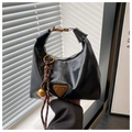 Glänzende schwarze Leder-Beuteltasche mit Vintage-Verschluss und gewebtem Anhänger - Mit Anhänger / Schwarz