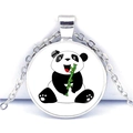 Collier argenté avec un pendentif rond d'un panda mangeant du bambou vert vif - Style Panda Assis Mangeant du Bambou (Silver-3)