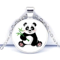 Collier pendentif panda rond avec motif bambou en métal argenté et dôme de verre - Style Panda Assis avec Branche de Bambou (Silver-4)