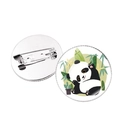Runder Metall-Anstecker mit süßem Panda-Cartoon, Bambus-Motiv und sicherem Verschluss - Silber - Winkender Panda mit Pflanzenhintergrund (JY008751-Silber-8)