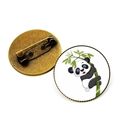 Cartoon Panda auf Bambus Metallabzeichen mit Bronze-Basis und Nadelverschluss hinten - Antik-Bronze - Süßer Panda klettert auf grünen Bambus (JY008751-1)
