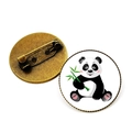 Cartoon Panda mit Bambus Emaille Pin mit antiker Bronze-Rückseite und Sicherheitsnadel - Antik-Bronze - Sitzender Panda, der Bambus frisst (JY008751-4)