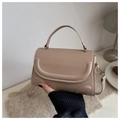 Detailansicht der beige PU-Tasche mit weißen Kontrastnähten und abnehmbarem Gurt - Khaki