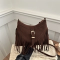 Sac bandoulière en daim marron foncé avec franges et boucle décorative vintage - Marron
