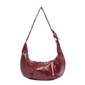 Glänzende burgunderrote Hobo-Tasche mit geknotetem Träger und Halbmondform - Rot