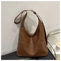 Dettaglio borsa Hobo marrone con tracolla regolabile e trama in pelle PU a grana fine - Marrone