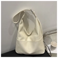 Dettaglio della borsa hobo crema con trama a grana fine e cuciture decorative - Bianco