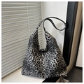 Dettaglio della borsa tote leopardata con texture in ecopelle e tracolla elegante - Nero