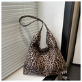 Dettaglio macro della texture leopardata su una borsa hobo capiente con giochi di ombre - Marrone