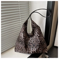 Dettaglio della borsa hobo leopardata capiente con sottile tracolla nera e finitura opaca - caffè