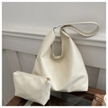 Detalle del conjunto de bolsos hobo crema minimalistas con textura de cuero plisado - Blanco