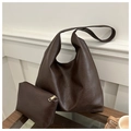 Detalle del bolso tote grande de cuero sintético marrón café y neceser interior a juego - café
