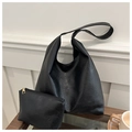 Detalle del conjunto de bolso hobo negro en cuero PU con un pequeño neceser a juego y cremallera - Negro