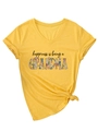 Gelbes V-Ausschnitt T-Shirt mit floralem Grandma-Schriftzug und dekorativem Knoten - S / Gelb