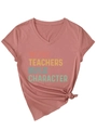 Detail eines V-Ausschnitt T-Shirts mit buntem Retro-Schriftzug und seitlichem Knotendesign - S / Roségold