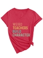 Detail eines roten V-Ausschnitt T-Shirts mit Retro-Druck und modischem Knotendesign - S / Rot