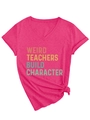 Detail eines fuchsiafarbenen V-Ausschnitt T-Shirts mit Retro-Druck und Knotensaum - S / Fuchsia