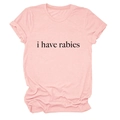 Gros plan d'un T-shirt en coton rose clair avec slogan I Have Rabies imprimé devant - Rose (Imprimé Noir)
