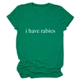 Détail du col rond et de l'imprimé i have rabies sur un t-shirt vert à manches courtes - Vert Foncé (Police Blanche)