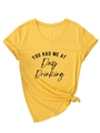 Detail van een mosterdgeel T-shirt met V-hals, knoopsluiting en grafische print - S / Geel
