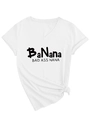 Detail eines weißen V-Ausschnitt T-Shirts mit schwarzem BaNana und BAD ASS NANA Aufdruck - S / Weiß (Schwarze Schrift)