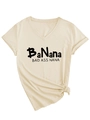 Detail eines V-Ausschnitt Baumwoll-T-Shirts mit Rollärmeln und modischem Knotensaum - S / Sandfarben (Schwarze Schrift)
