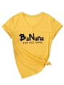 Detail des gelben V-Ausschnitt-T-Shirts mit Bad Ass Nana Print und Seitenknoten - S / Gelb (Schwarze Schrift)