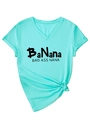 Detail eines mintgrünen V-Ausschnitt T-Shirts mit 'BAD ASS NANA' Print und Seitenknoten - S / Tiefwasserblau (Schwarze Schrift)