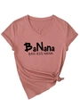 Détail d'un t-shirt à col en V avec imprimé BaNana, manches retroussées et nœud frontal - Or Rose (Police Noire)