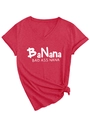 Détail d'un t-shirt rouge à col en V montrant le tissu et le nœud élégant à l'ourlet - Rouge (Police Blanche)