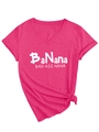 Détail du t-shirt rose à col en V avec imprimé BaNana et nœud latéral élégant - Rose Rouge (Police Blanche)