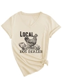 Dettaglio della t-shirt crema con scollo a V, stampa vintage Local Egg Dealer e nodo - S / Sabbia (Stampa Nera)