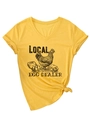 Dettaglio della t-shirt gialla con scollo a V, stampa Local Egg Dealer e orlo annodato - S / Giallo (Stampa Nera)