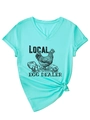 Dettaglio della stampa Local Egg Dealer su t-shirt verde menta con scollo a V e nodo - S / Blu Acqua Profonda (Stampa Nera)