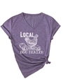 Détail de l'imprimé Local Egg Dealer sur t-shirt violet col en V avec texture chinée douce - Violet (Imprimé Blanc)
