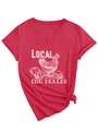 Détail de l'imprimé Local Egg Dealer et du nœud frontal sur un t-shirt rouge col V - Rouge (Impression Blanche)