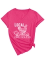 Détail du t-shirt rose col en V avec motif Local Egg Dealer et nœud décoratif en bas - Rouge Rose (Imprimé Blanc)