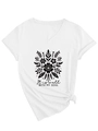 Detail eines weißen T-Shirts mit V-Ausschnitt, Blumendruck und inspirierendem Schriftzug - S / Weiß (Schwarze Grafik)
