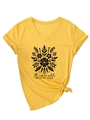 Gelbes V-Ausschnitt T-Shirt mit Blumenmuster und stilvollem Knoten am Saum im Detail - S / Gelb (Schwarze Grafik)
