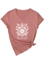 Gros plan du t-shirt col V vieux rose avec imprimé floral et citation It Is Well With My Soul - S / Vieux Rose (Impression Blanche)
