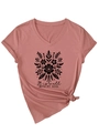 Détail du t-shirt col V rose poudré avec motif floral et texte it is well with my soul - S / Vieux Rose (Graphique Noir)