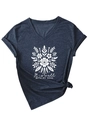 Détail du t-shirt col V montrant l'imprimé floral et le texte It is well with my soul - S / Bleu Marine (Graphique Blanc)