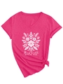 Détail du t-shirt col V rose avec imprimé floral et texte It is well with my soul - S / Rose Rouge (Graphique Blanc)