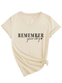 Nahaufnahme des beigen V-Ausschnitt T-Shirts mit 'Remember Your Why' Druck und Knotendetail - S / Sand (Schwarze Schrift)