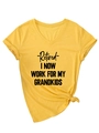 T-shirt gialla scollo a V con stampa 'Retired I Work For My Grandkids' e nodo sulla maglia - S / Giallo