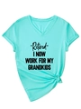 Dettaglio della t-shirt turchese con scollo a V, stampa Retired e nodo decorativo sull'orlo - S / Blu Lago
