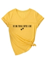 Dettaglio maglietta gialla scollo a V con scritta divertente e design con nodo sul fondo - S / Giallo (Carattere Nero)